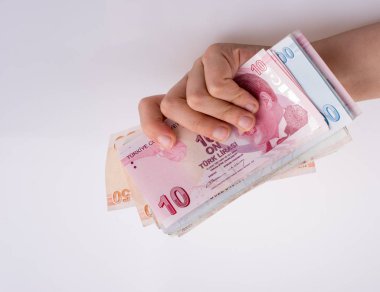 Turksh Lirası banknotlar beyaz arka plan üzerinde tutan el