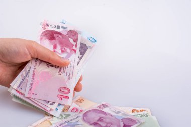 Turksh Lirası banknotlar beyaz arka plan üzerinde tutan el