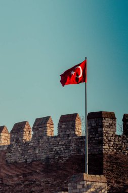 Türk ulusal bayrağı açık havada bir direğe asılı