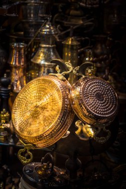 Taditional Türk metal plakalar pazarda