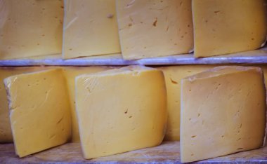 Rafta satılık kaşkaval ya da kasseri peyniri var.