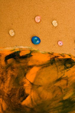 Yakın çekim görünümünde renkli su ile kaplı arka plan damla