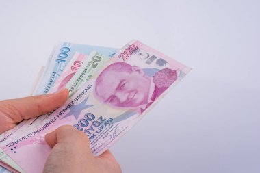 Turksh Lirası banknotlar beyaz arka plan üzerinde tutan el