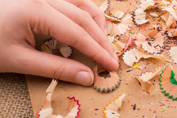 Kleurrijke Potloodkrullen Hand Een Notitieboekje — Stockfoto