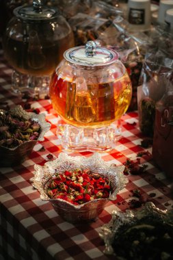 Cam çaydanlıkta bitki çayı.