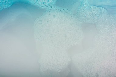 Saf su şampuan köpükle kaplı