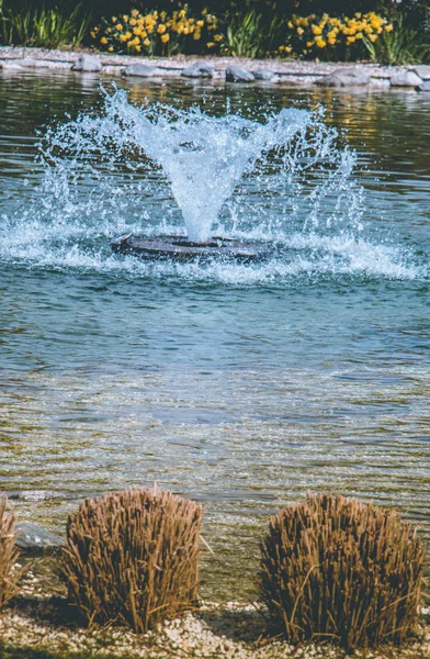 Las Fuentes Que Brotan Agua Con Gas Una Piscina Parque — Foto de Stock