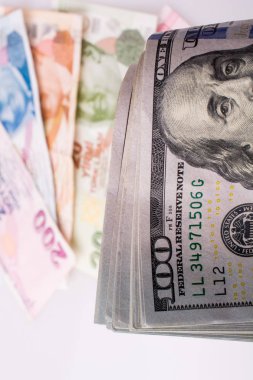 Amerikan Doları banknot ve Turksh Lirası banknot beyaz arka plan üzerinde yan yana
