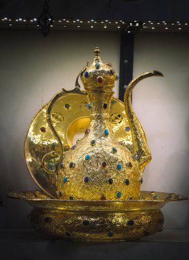 Antika pazarında doğu usulü antik metal sürahi.