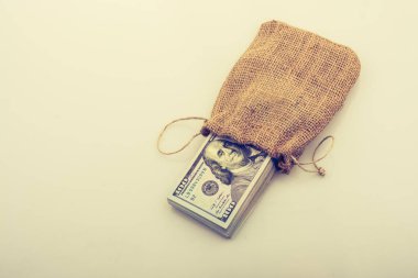 Banknota destesi beyaz arka planda bir çuval.