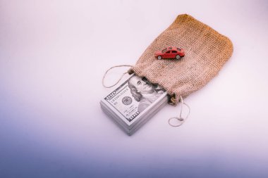Araba ve bize bir paket Doları beyaz bir arka plan bir torba içinde oyuncak