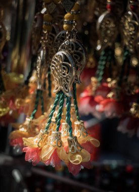 Metalden yapılmış Lale şekli simgesi