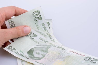 20 Turksh Lirası banknot beyaz arka plan üzerinde tutan el