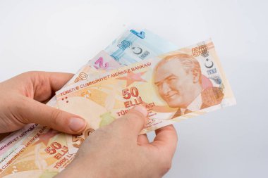 Turksh Lirası banknotlar beyaz arka plan üzerinde tutan el