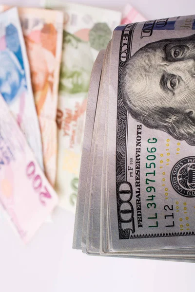 美国美元纸币和 Turksh 里拉钞票在白色背景上肩并肩 — 图库照片