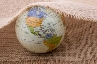 Model küre keten bir tuvalin altına yerleştirilmiş.