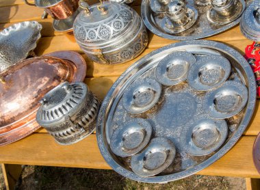 Manzarada geleneksel Türk metal plakaları