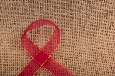 Arka plan doku olarak kahverengi renk keten tuval üzerine kırmızı bant