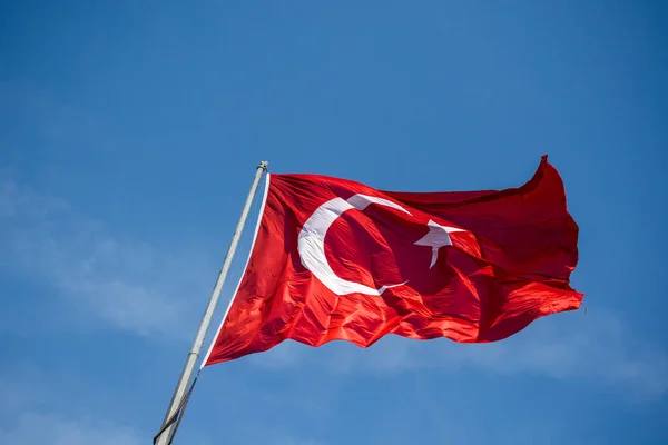 Turecká Národní Vlajka Visí Tyči Pod Širým Nebem — Stock fotografie