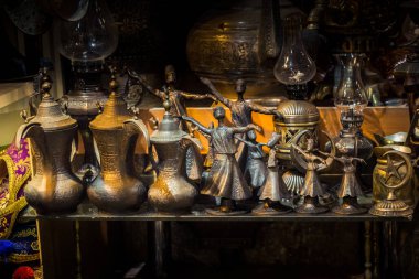 Görünüşte çok eski tarz metal ewer su kavanozu