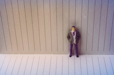 Heykelcik ve tuval üzerine bir defter kağıt ok