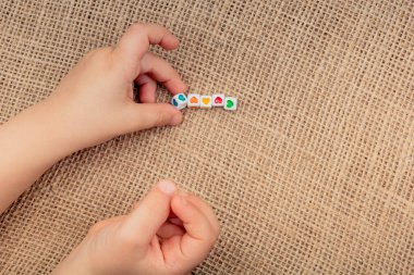 Kalp şeklinde tuval üzerine elinde küçük küpler