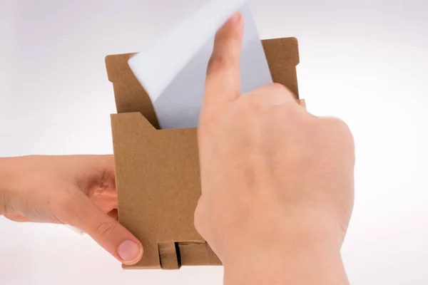 Hand Når Papper Innehavaren Stand Vit Bakgrund — Stockfoto