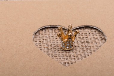 Kartondan kesilmiş kalp şeklinde taç.