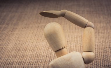 Tuval üzerinde poz bir adamın ahşap bebek