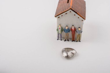 Minyatür insan figürü görünürde