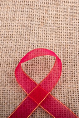 Arka plan doku olarak kahverengi renk keten tuval üzerine kırmızı bant