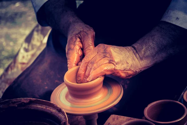 Las Manos Potter Moldeando Arcilla Olla — Foto de Stock