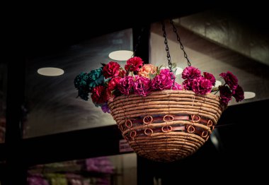 Hasır sepette sahte çiçekler
