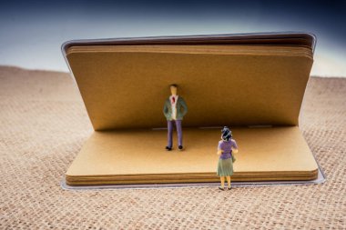 Erkek ve kadın defter ile heykelcik