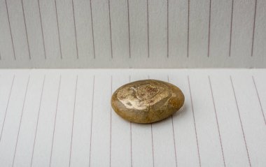 Bir arka plan ile küçük altın renk taşa