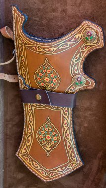 Deri ok kılıfı içinde ok tutmak için.