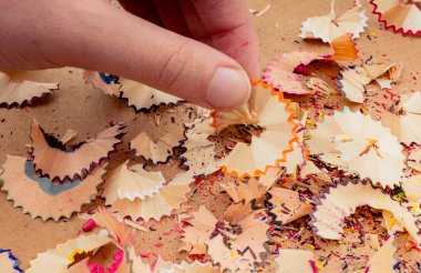 Elinde bazı renkli kalem talaş