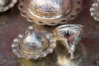 Manzarada geleneksel Türk metal plakaları