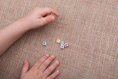 Kalp şeklinde tuval üzerine elinde küçük küpler