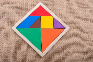 Kare tangram bulmacasının renkli parçaları