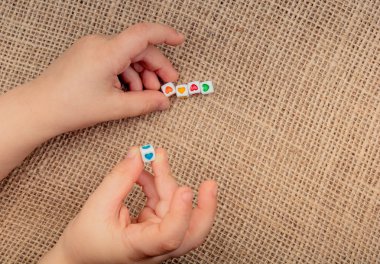 Kalp şeklinde tuval üzerine elinde küçük küpler