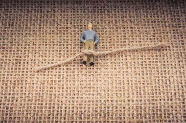 Heykelcik adam ayak üzerinde bir ip ile