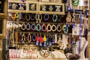 Renkli boncuklardan yapılmış bilezik.