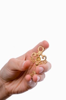 Beyaz bir arka plan ile bir izole kağıt ev tutan el