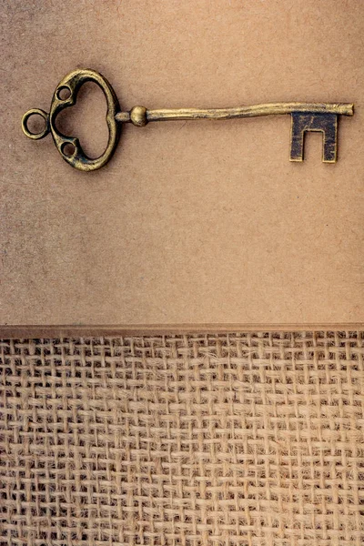 复古金色钥匙在亚麻画布上在视图中 — 图库照片