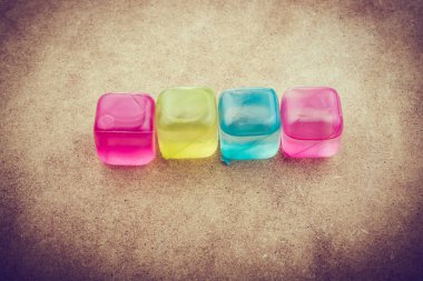 Kahverengi arka planda sahte renkli buz küpleri