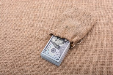 Banknot paket bizden dollarin bir tuval üzerine bir çuval