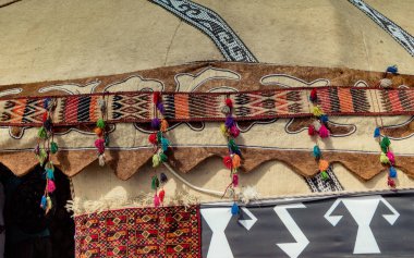 Osmanlı Türkçesi geleneksel püsküllerinin çeşitli renklerde seçilmesi