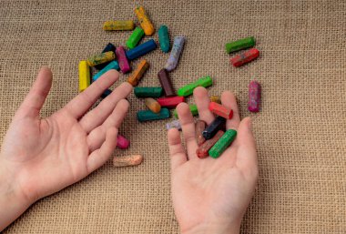 Kullanılan renkli boya kalemi ve bazı tutan bir el