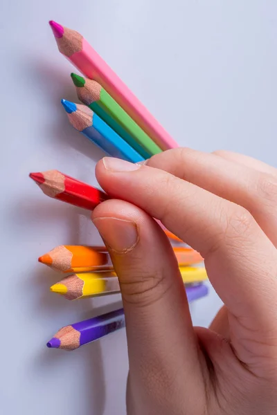 Ręczne Gospodarstwa Kolor Ołówki Umieszczone Białym Tle — Zdjęcie stockowe